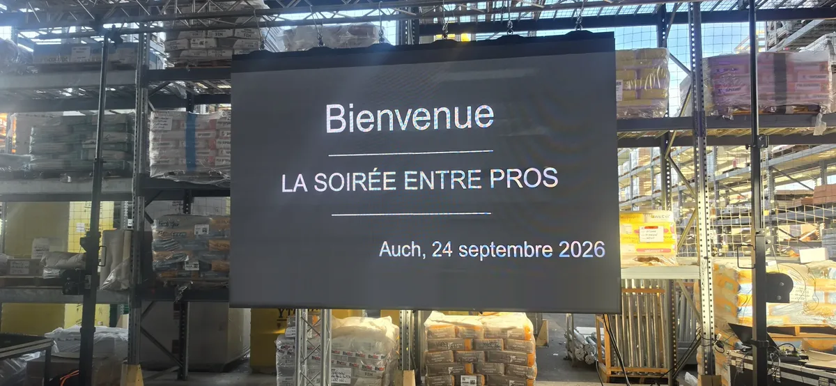 L’écran LED de Philippe affiche « Bienvenue » pour l’accueil des invités