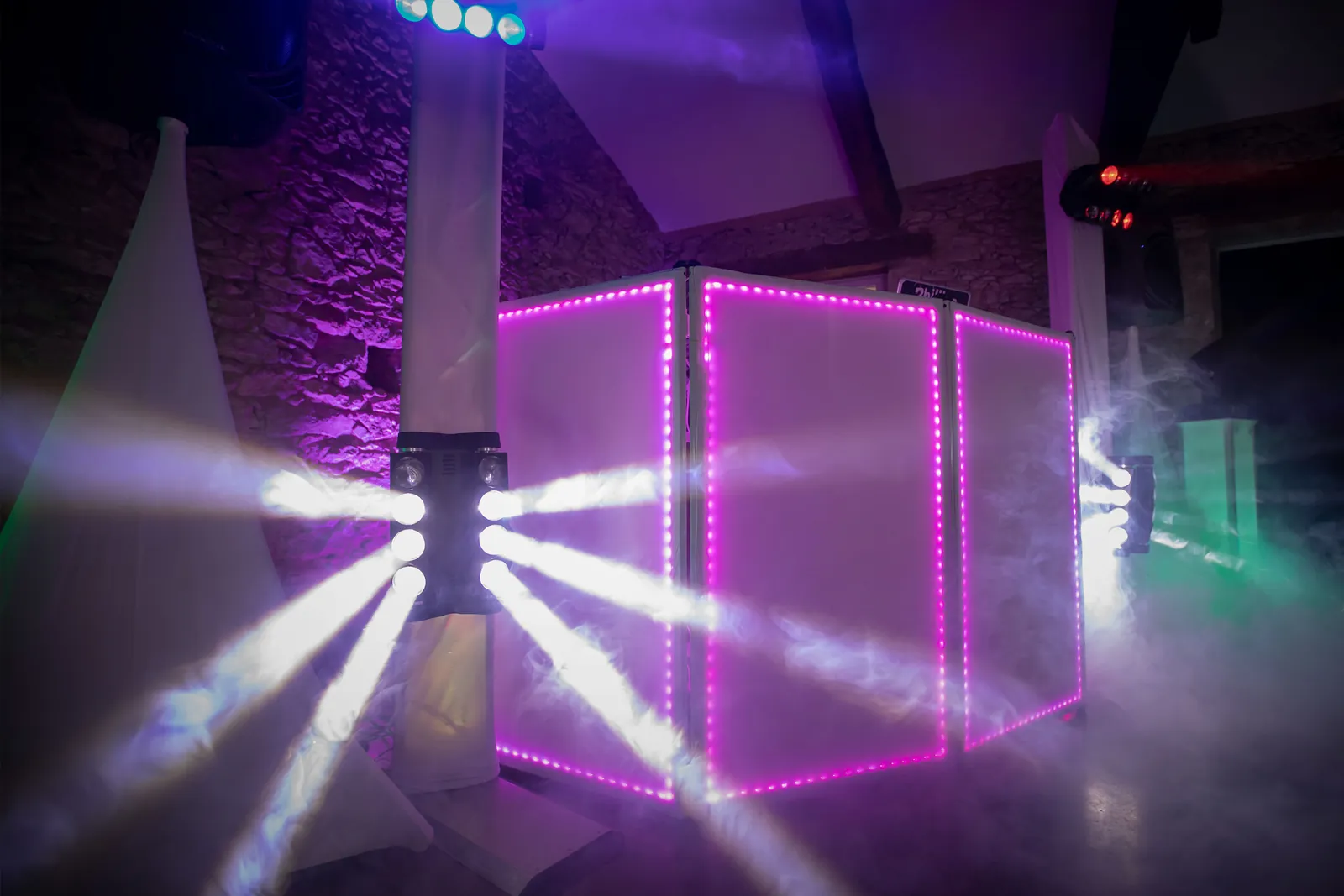 Booth DJ à panneaux LED installé en soirée