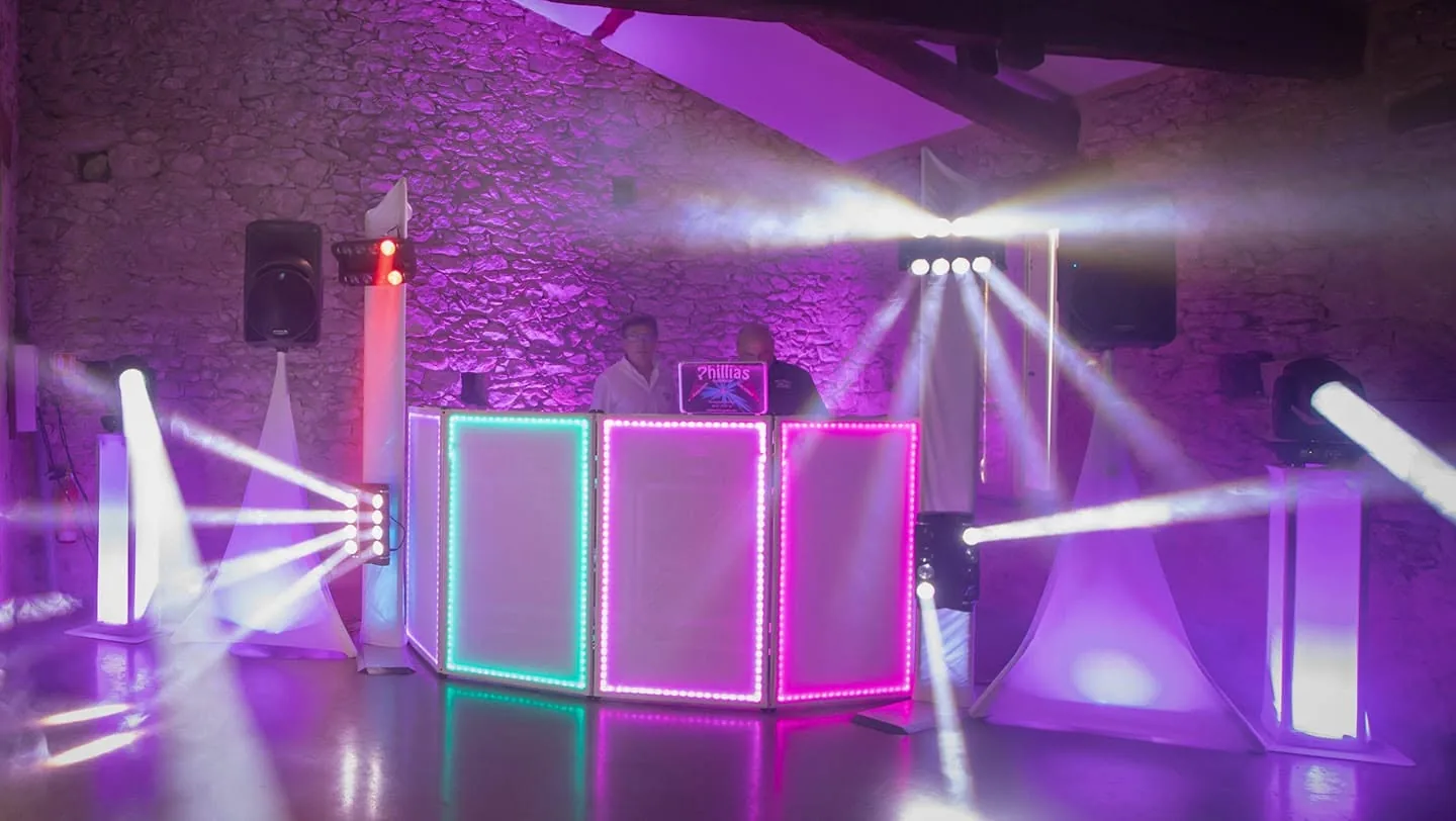 Installation son et lumière sur une scène