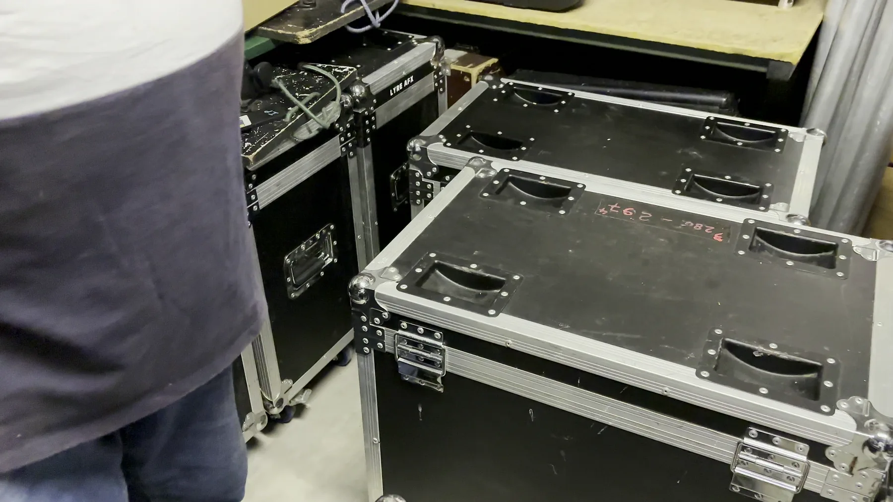 Lyres et projecteurs rangés dans l'atelier