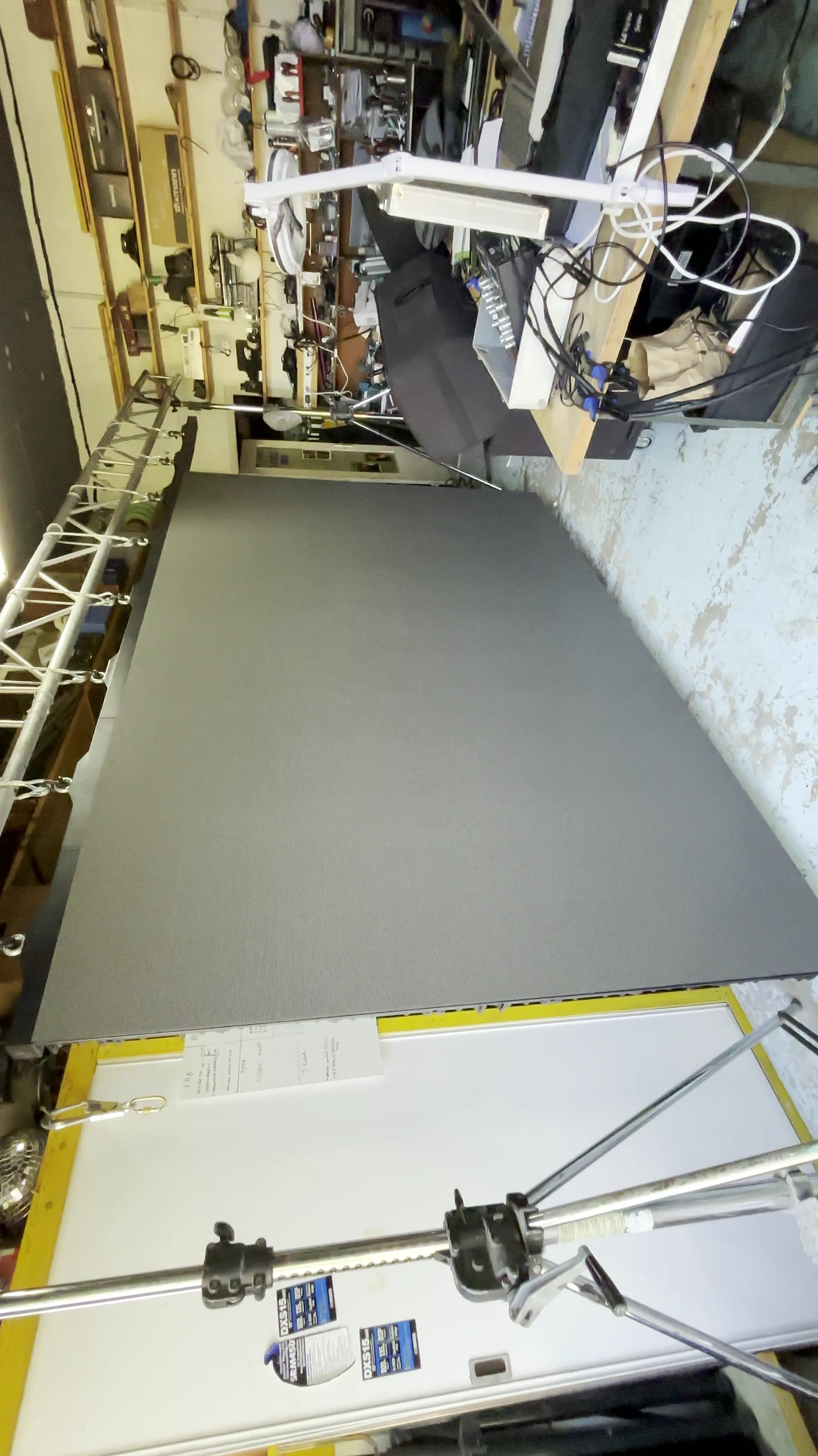 Mur LED de Phillias 32 monté sur structure dans l'atelier
