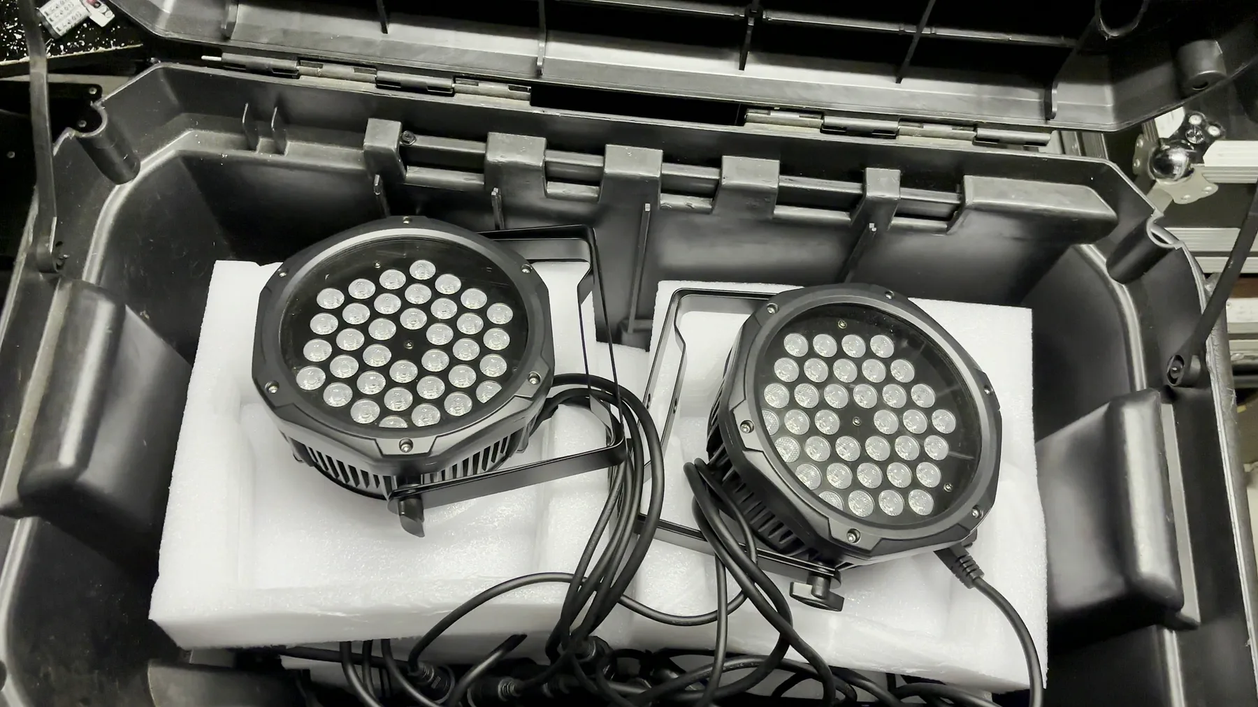 Deux PAR LED ronds filaires dans leur caisse de transport