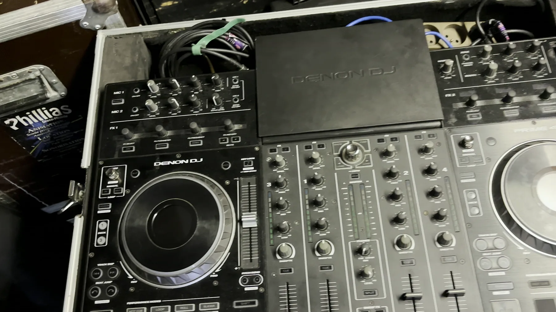 Contrôleur DJ Denon PRIME 4 quatre voies dans son flight-case