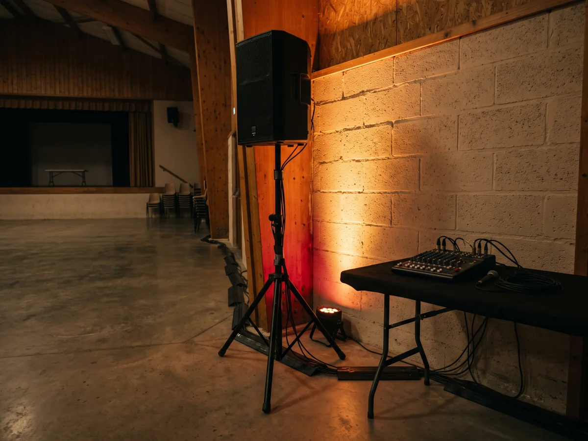implantation dégagée dans une salle avant l'événement.