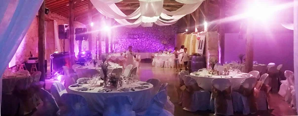 Salle dressée avec éclairage d'ambiance