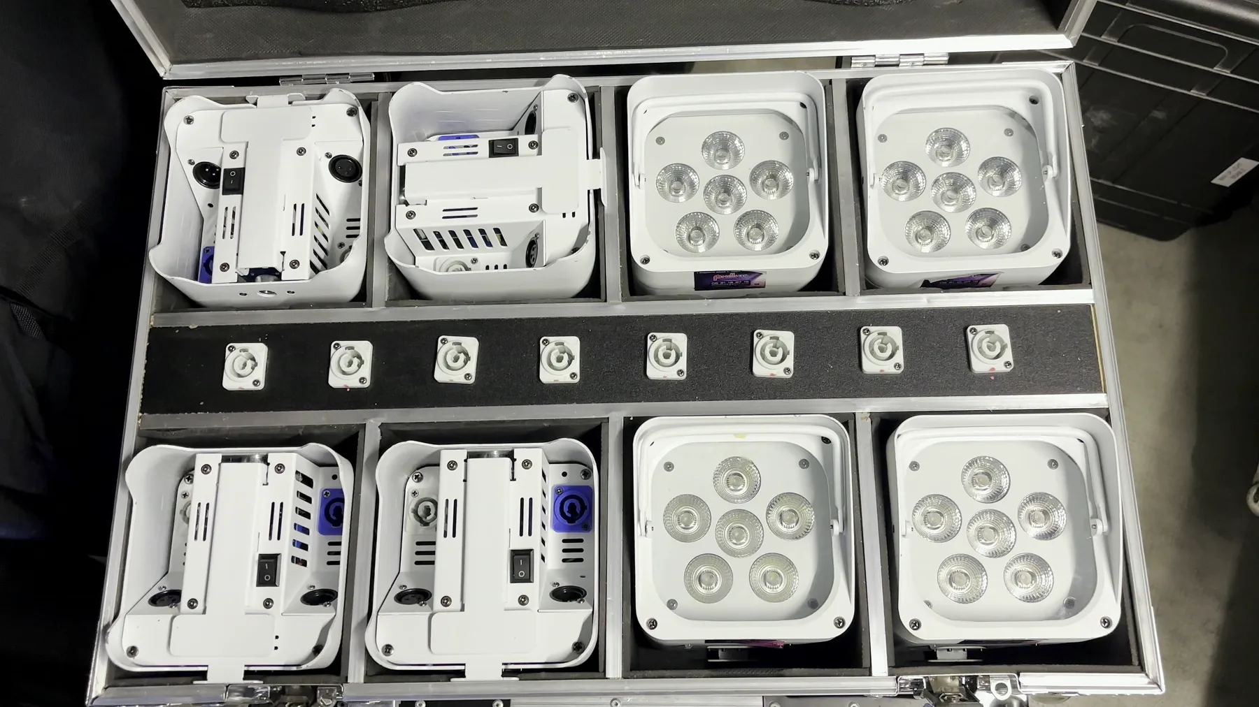 Projecteurs LED blancs autonomes sur batterie dans leur flight-case de charge