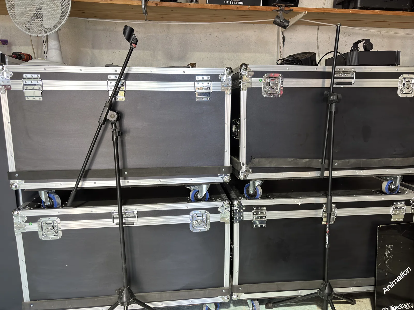 Flight cases préparés, prêts à partir en prestation